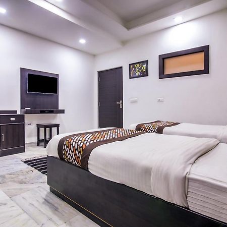 Oyo 8888 Riga Hs Deluxe Hotel Agra  Kültér fotó