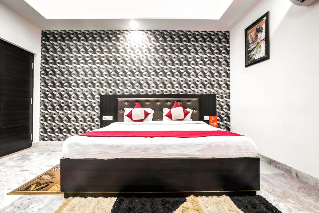 Oyo 8888 Riga Hs Deluxe Hotel Agra  Kültér fotó