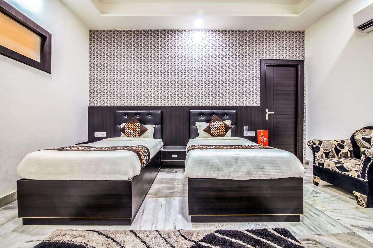 Oyo 8888 Riga Hs Deluxe Hotel Agra  Kültér fotó
